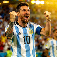 阿根廷球星梅西在世界杯决赛中庆祝进球的特写照片，身穿10号蓝白球衣