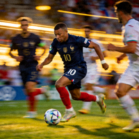 法国队前锋姆巴佩在世界杯比赛中带球突破的瞬间，速度极快